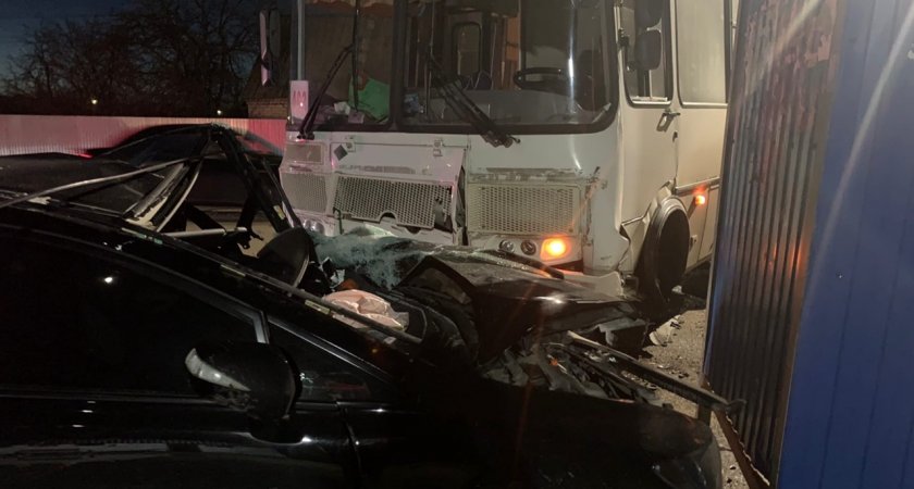 В Марий Эл пассажирский автобус и иномарка столкнулись лоб в лоб на встречке