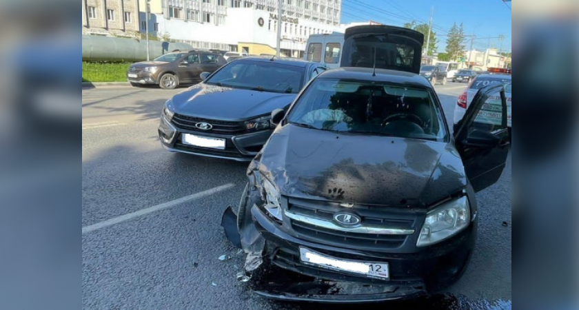 В Йошкар-Оле столкнулись две «Лады», пострадал один из водителей