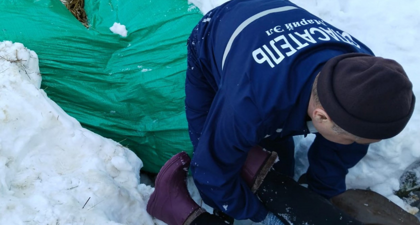 Застрявшую женщину с поврежденной ногой вытащили из снега спасатели Медведевского района