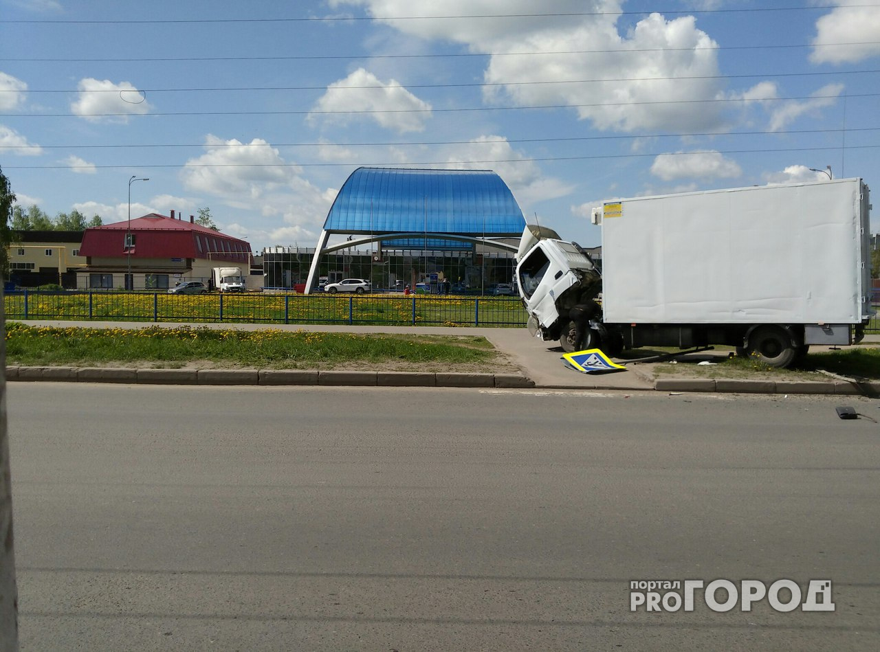 В Йошкар-Оле грузовик вылетел на пешеходный переход