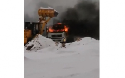 В Йошкар-Оле трактор тушил полыхающий грузовик (ВИДЕО)