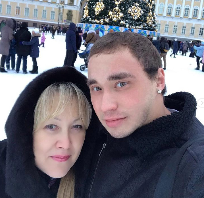 На фото Сергей с мамой