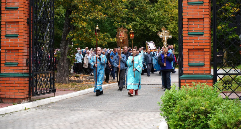 Крестный ход с Мироносицкой иконой Богородицы начал свое шествие по храмам Йошкар-Олы