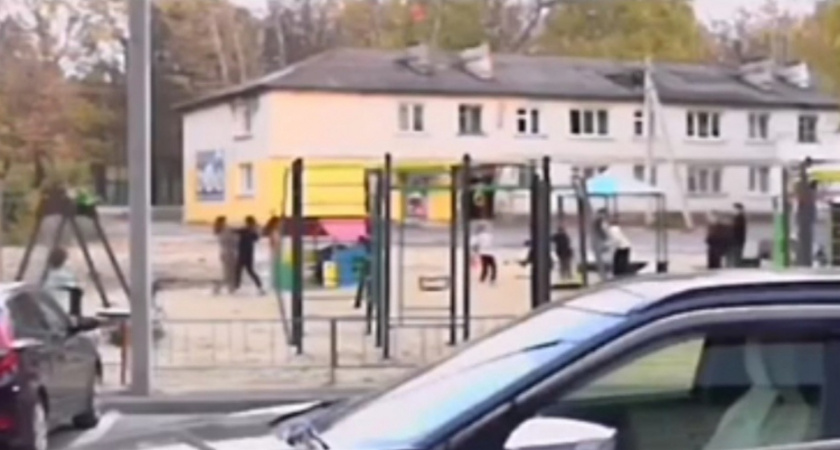 На видео попал конфликт ребенка и женщины на детской площадке в Йошкар-Оле