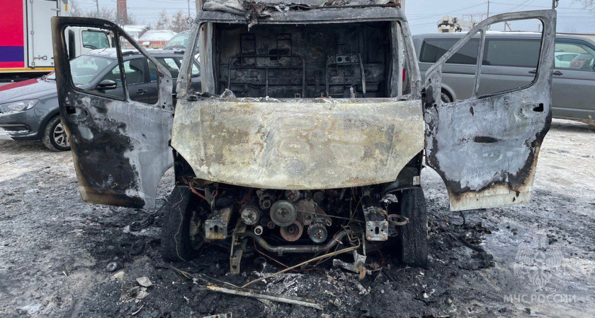 Утро йошкар-олинского водителя не задалось: во время поездки загорелся моторный отсек его грузовика 