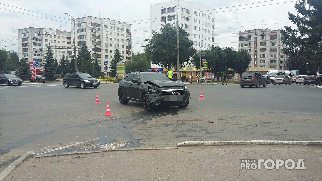 В Йошкар-Оле пассажира зажало в авто при сильной аварии
