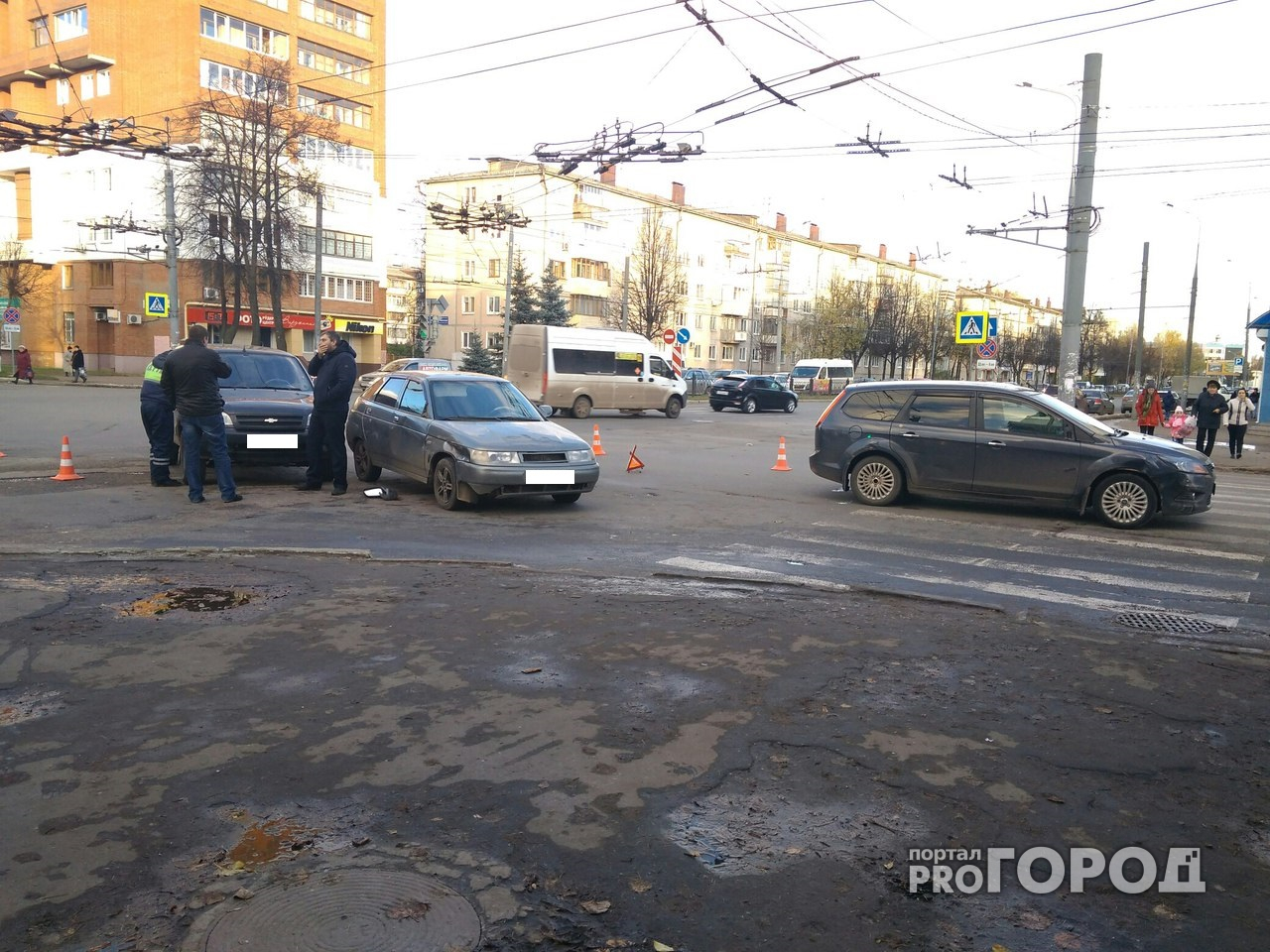В центре Йошкар-Олы на перекрестке столкнулись три авто