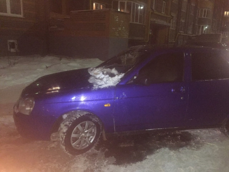 Жители Марий Эл закидывали снегом горящее авто