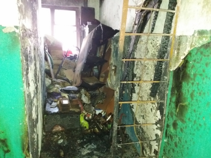 Сильный пожар в Йошкар-Оле: эвакуироваться жильцам помогали огнеборцы