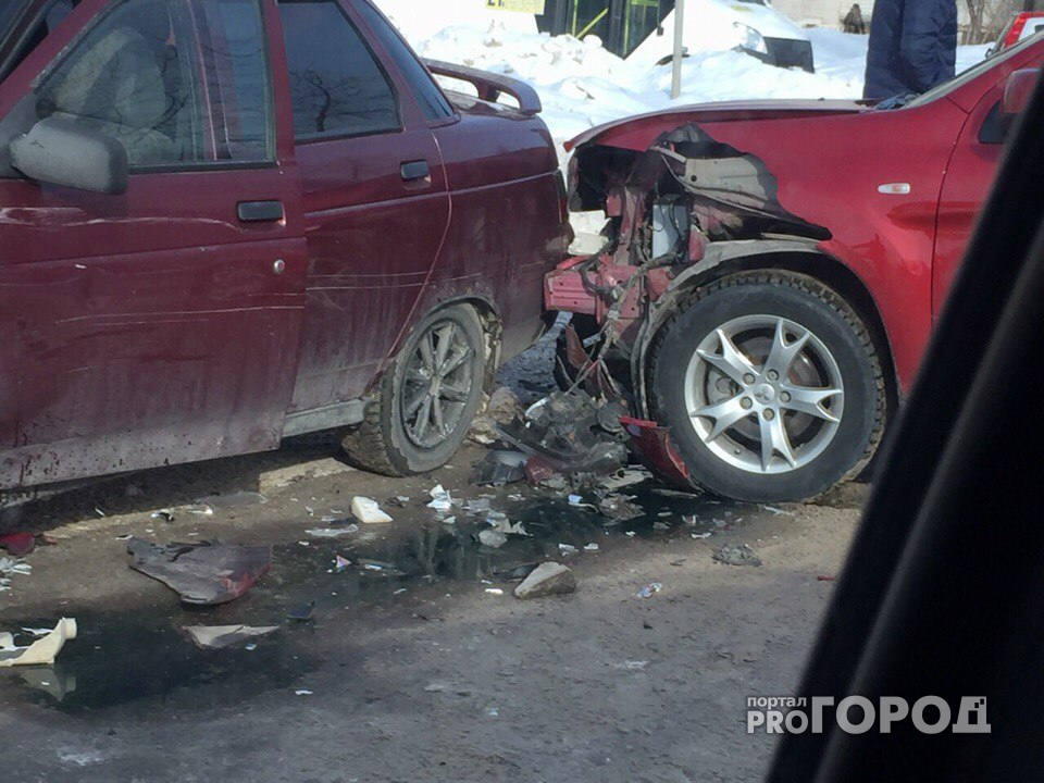 В Йошкар-Оле неуступчивый водитель иномарки хорошо попортил «Ладу»