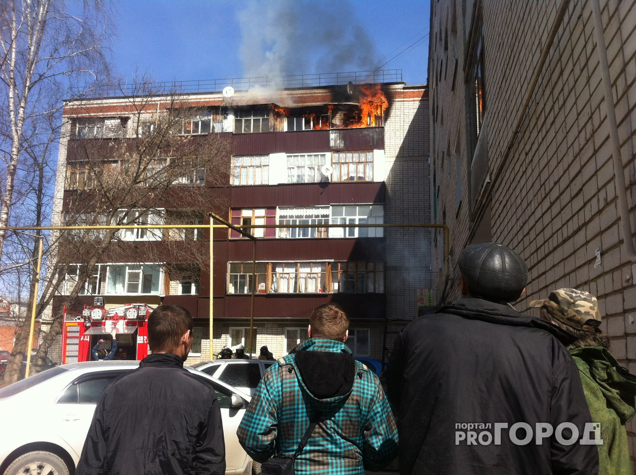 Йошкаролинка о полыхающем общежитии: «Припаркованные машины мешали проехать пожарным»
