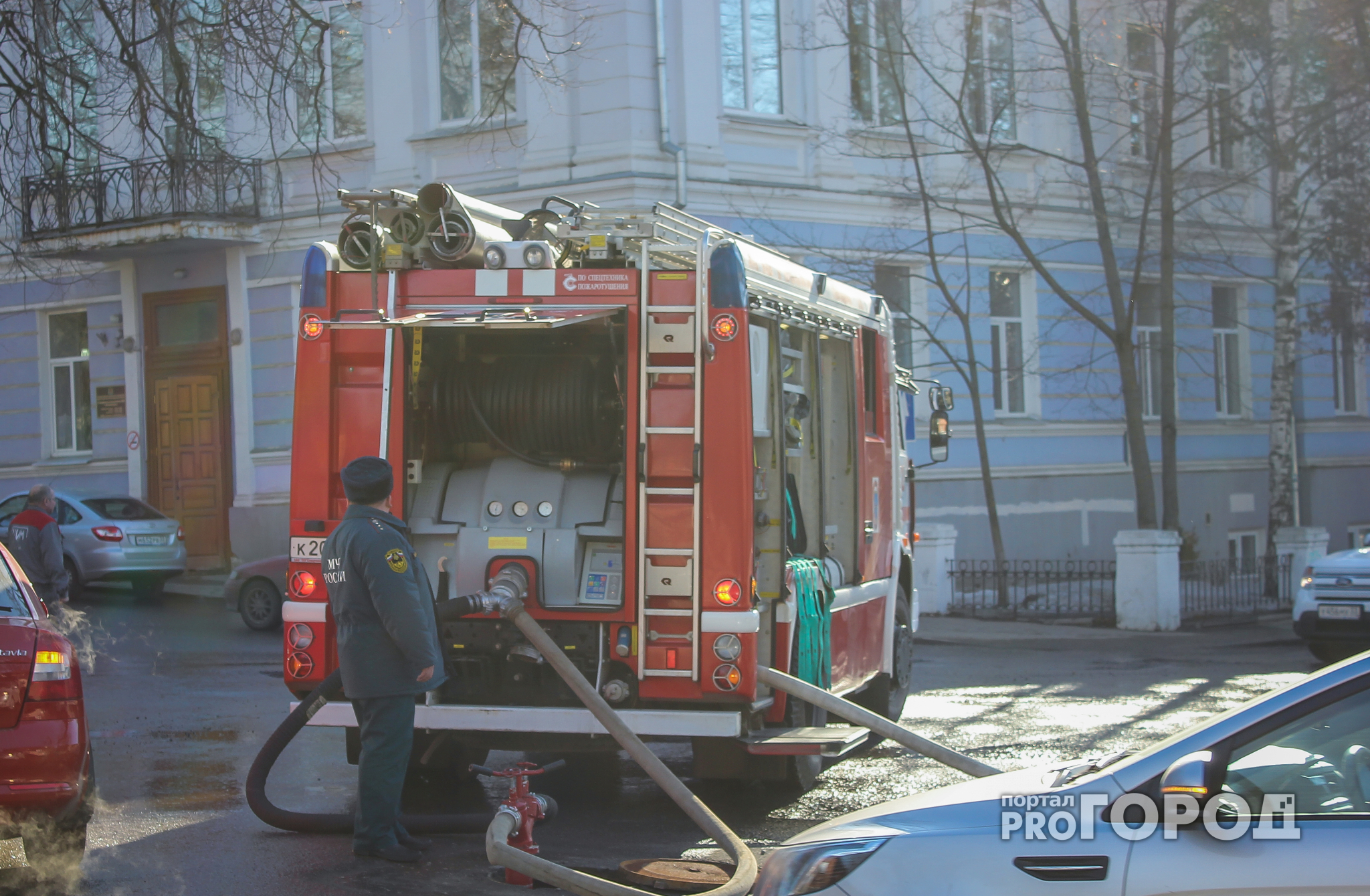 В Йошкар-Оле пожарные выломали дверь, чтобы вытащить пенсионерку из огня