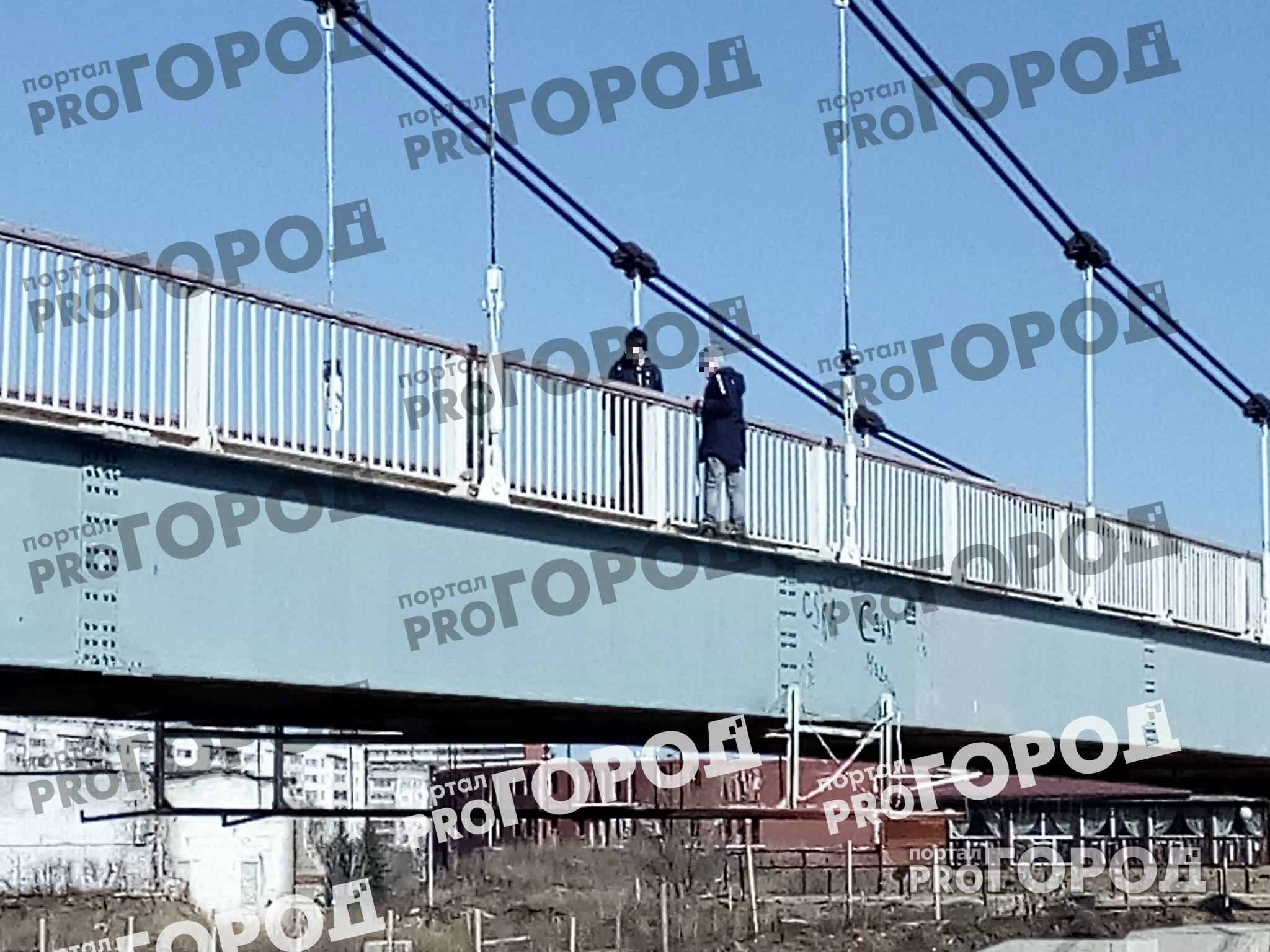 В Йошкар-Оле дети спокойно прогуливались по парапету моста
