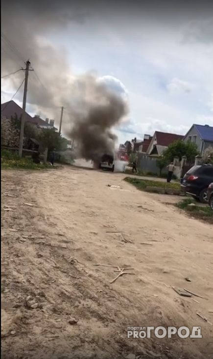 В Йошкар-Оле загорелся микроавтобус (ВИДЕО)