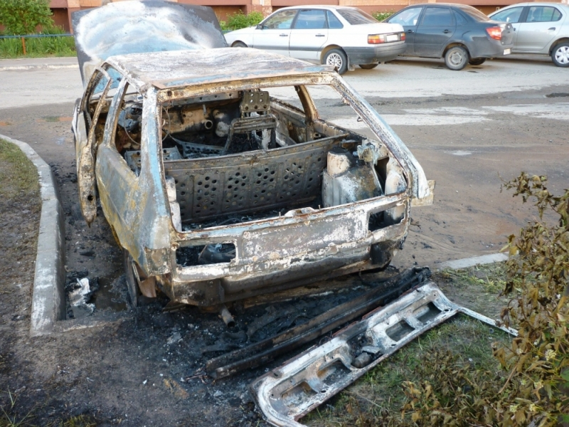 В Йошкар-оле авто, которое полыхало открытым огнем, подожгли дети