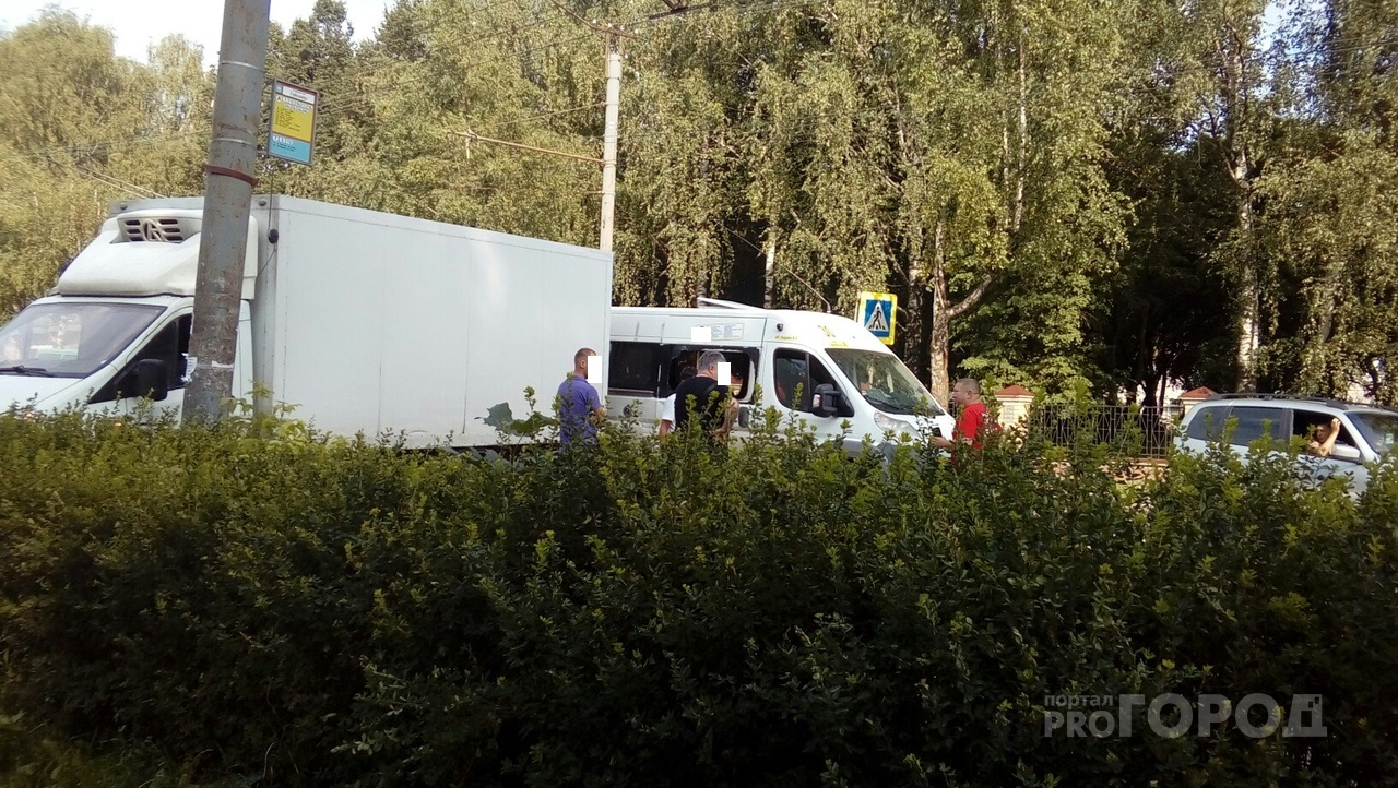 Кто кого: в Йошкар-Оле столкнулись грузовик и маршрутка