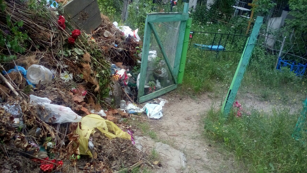В Марий Эл мусор с кладбища уже вываливается за ограду
