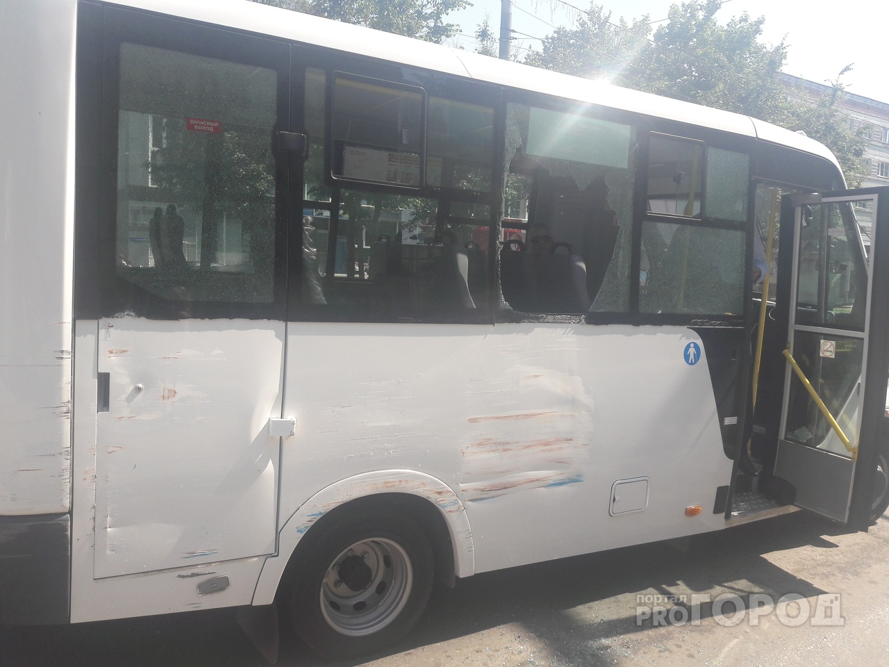 ДТП в Йошкар-Оле: троллейбус и маршрутка не поделили остановку