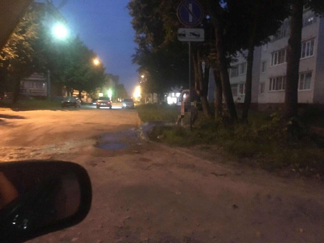 Голый мужчина подмывается на уличной колонке в Йошкар-Оле