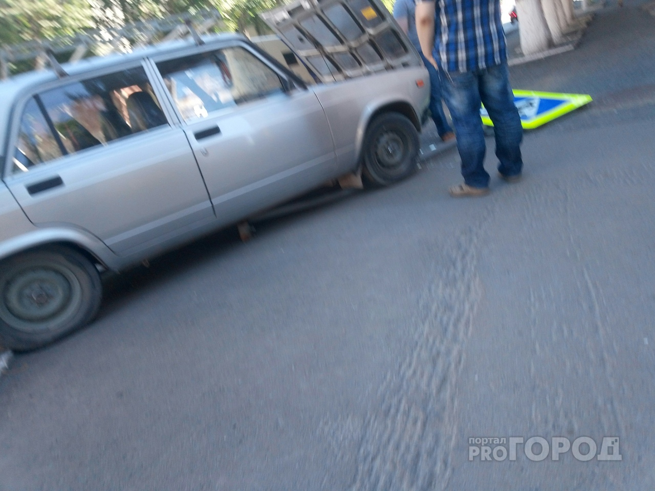 «Семерка» снесла столб на бульваре в Йошкар-Оле