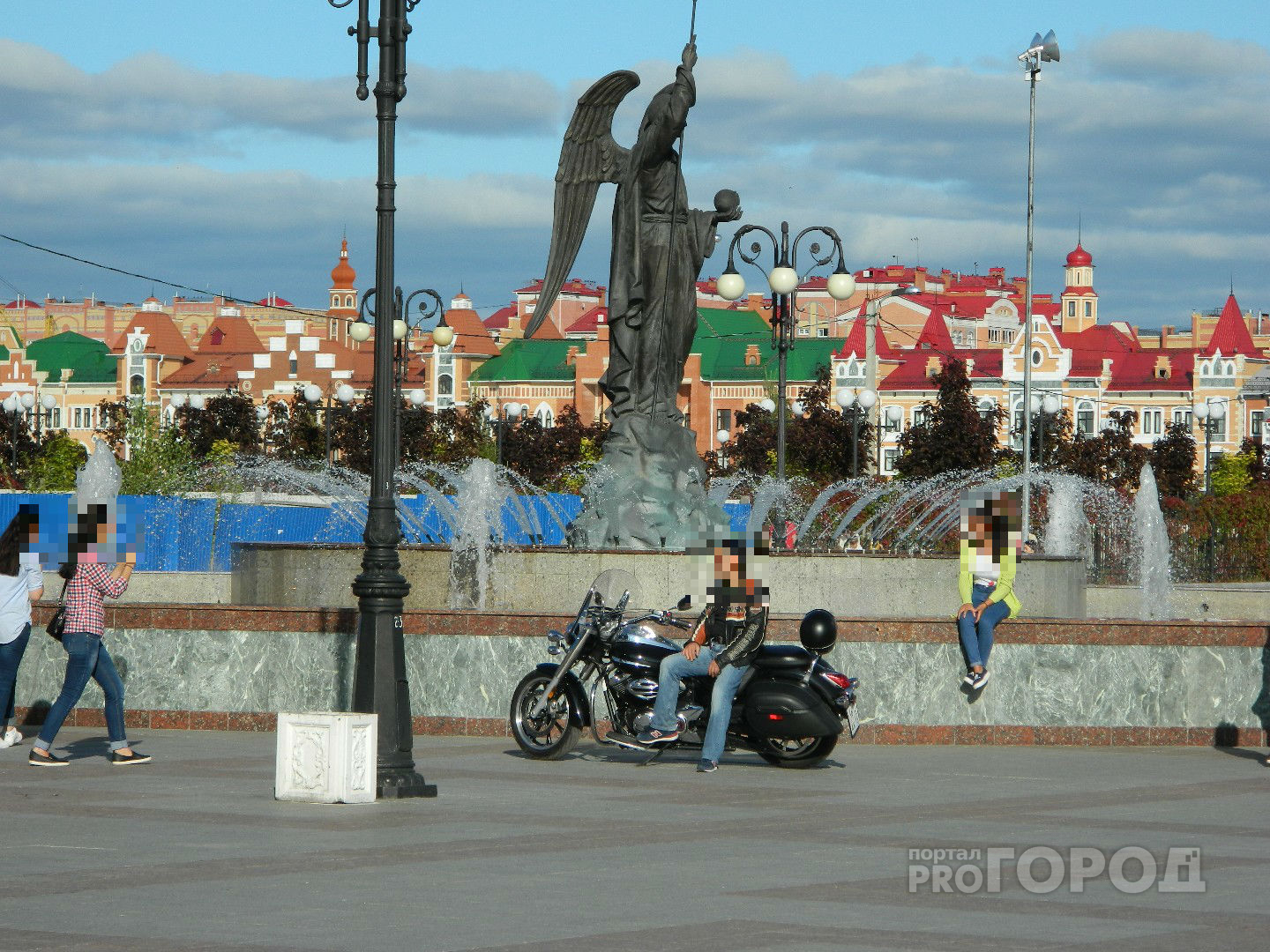 Мотоциклист «рассекал» по площади Пресвятой Девы Марии в Йошкар-Оле