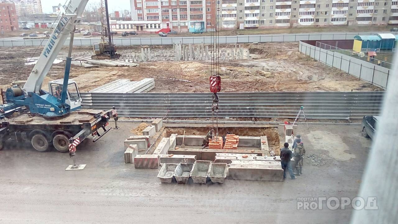 В Йошкар-Оле строители «продырявили» парковку