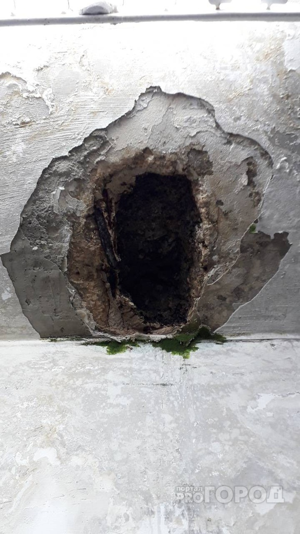 В Йошкар-Оле в подъезде дома на жителей сыпется потолок