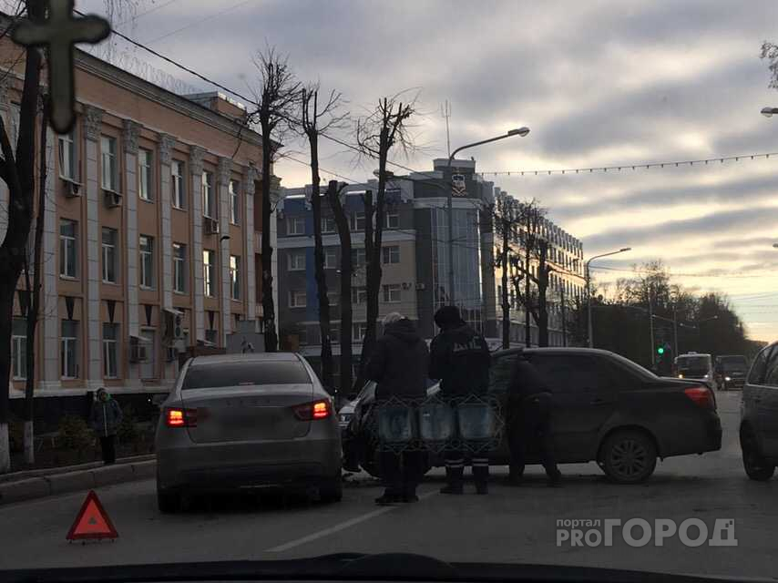 В Йошкар-Оле авто столкнулись перед полицейскими