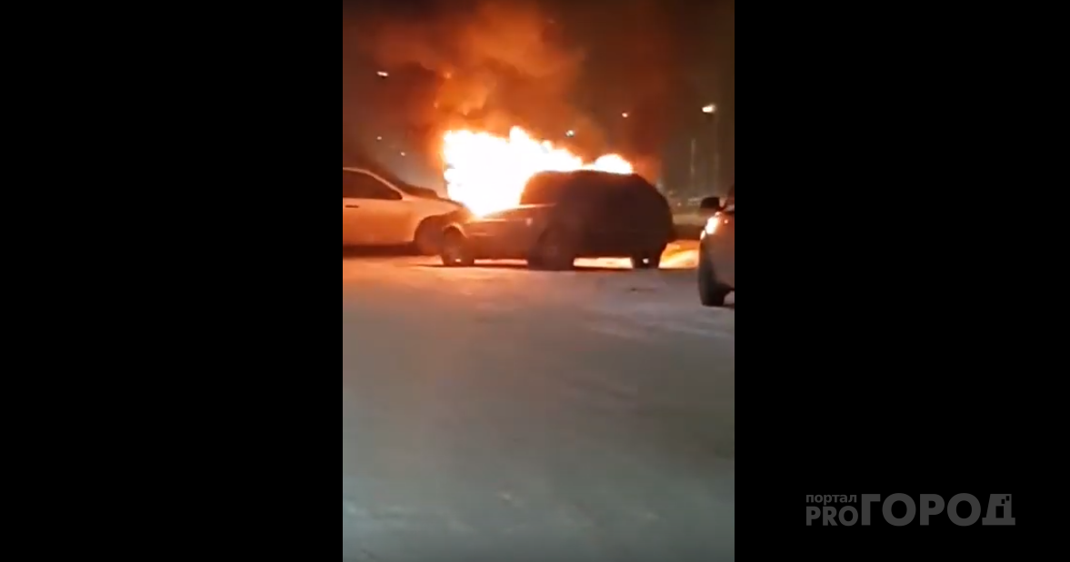 Йошкаролинцы «оттаскивали» припаркованные авто от горящей машины(ВИДЕО)