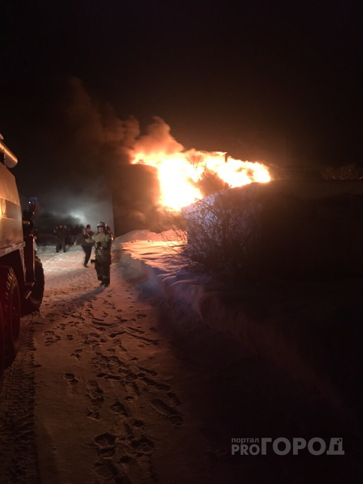 В Марий Эл открытым пламенем горело здание с авто внутри (ВИДЕО)