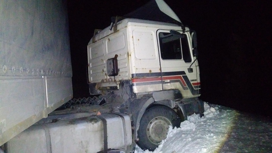 «Битва титанов»: в Марий Эл водитель КамАЗа «влетел» в грузовик с прицепом