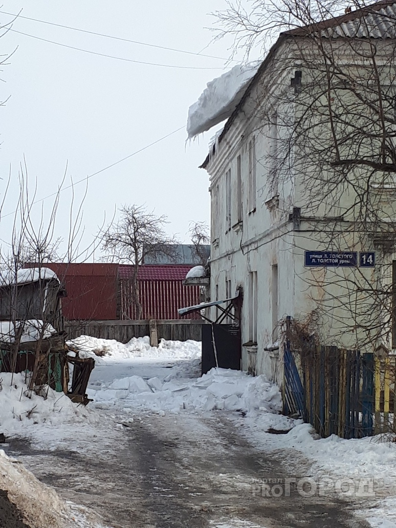 В Йошкар-Оле с крыши дома свисает большая снежная глыба