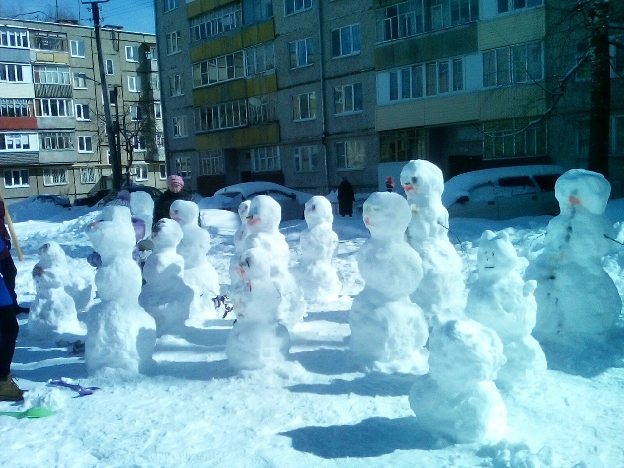 В Йошкар-Оле двор атаковали снежные человечки