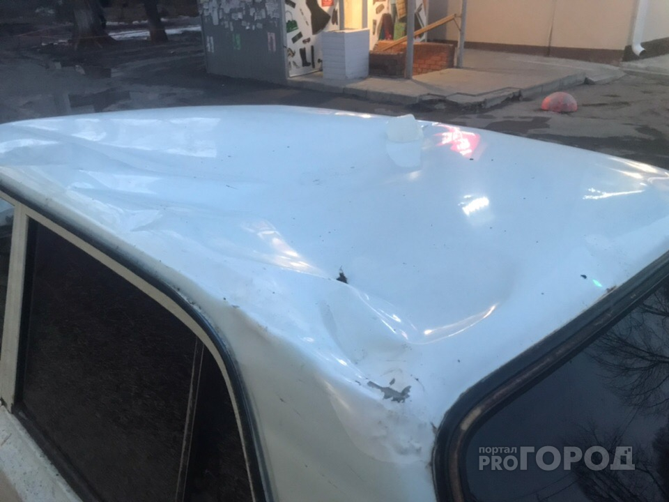Рухнувшая с дома глыба льда разбила ВАЗ йошкаролинцу: «Машина в хлам»