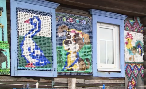 Жительница Марий Эл украсила дом крышками от пластиковых бутылок