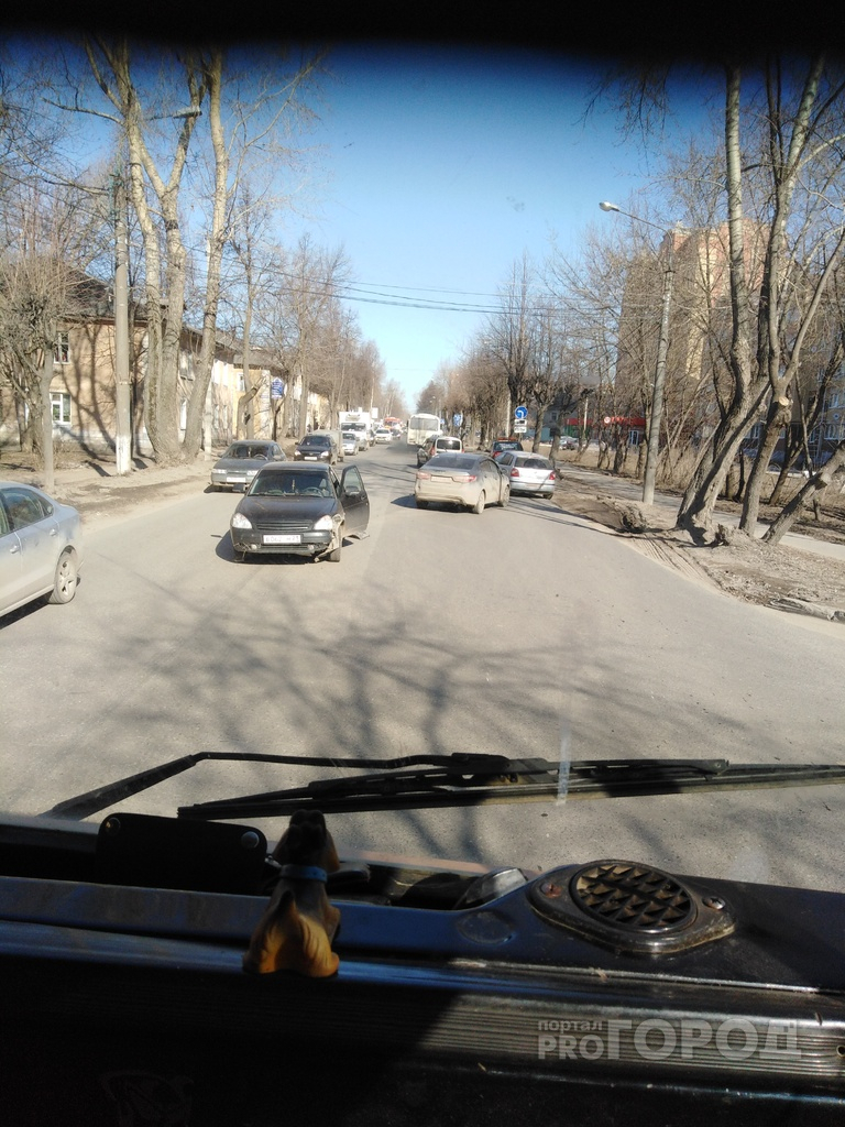 Две легковушки "перекрыли" улицу Строителей в Йошкар-Оле