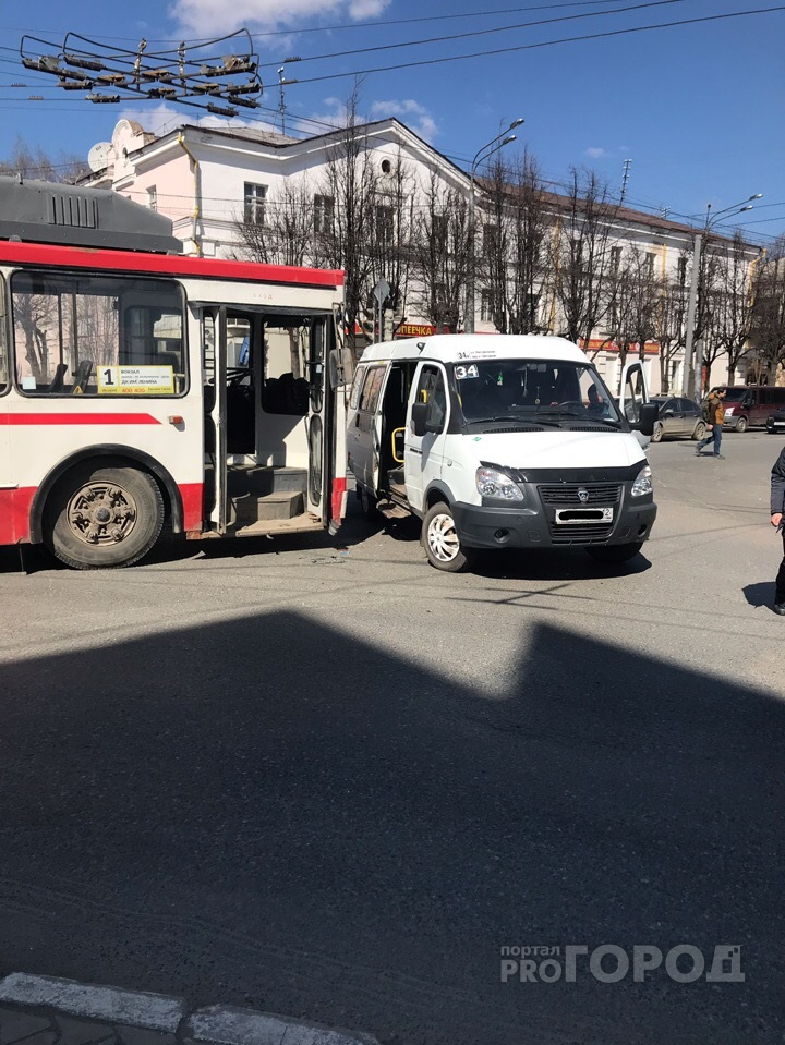 В центре Йошкар-Олы столкнулись маршрутка и троллейбус