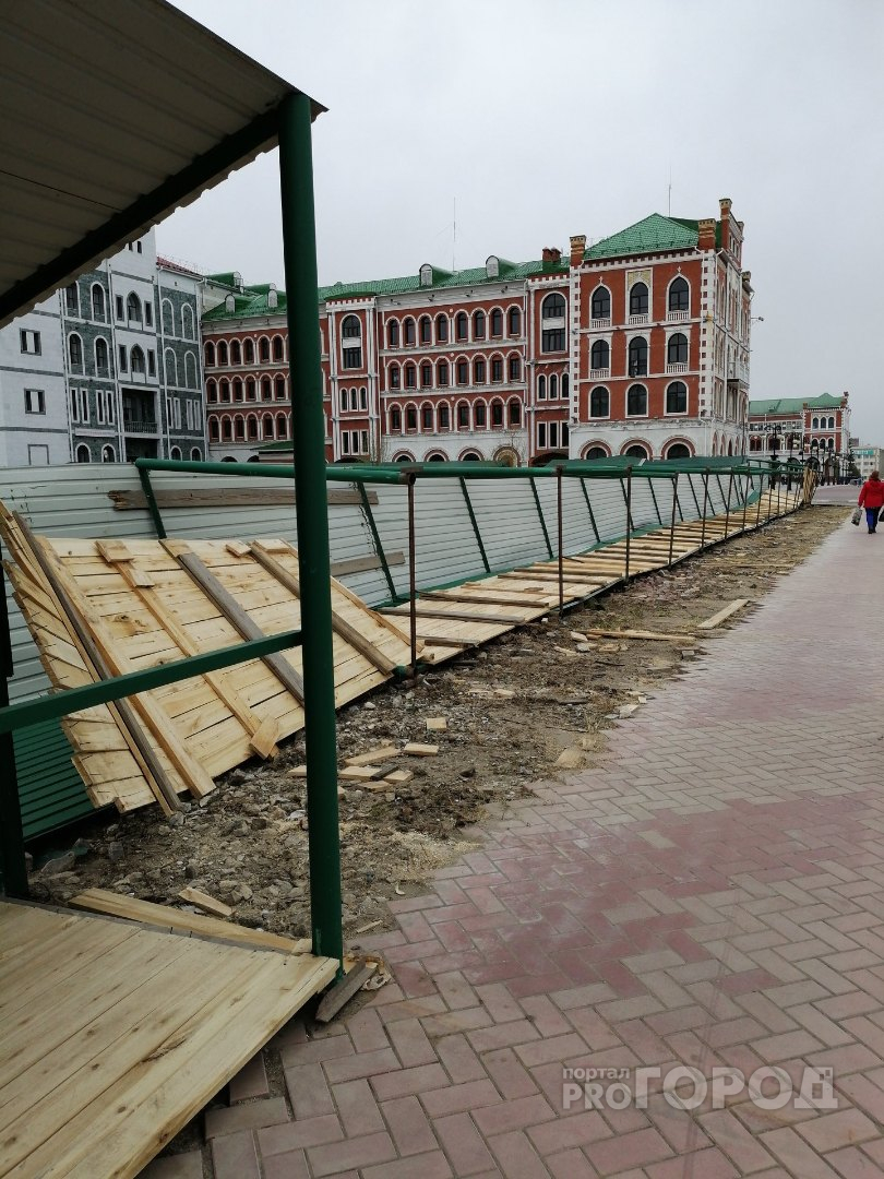 На Ленинском проспекте в Йошкар-Оле на тротуар, который перенесли, упал забор