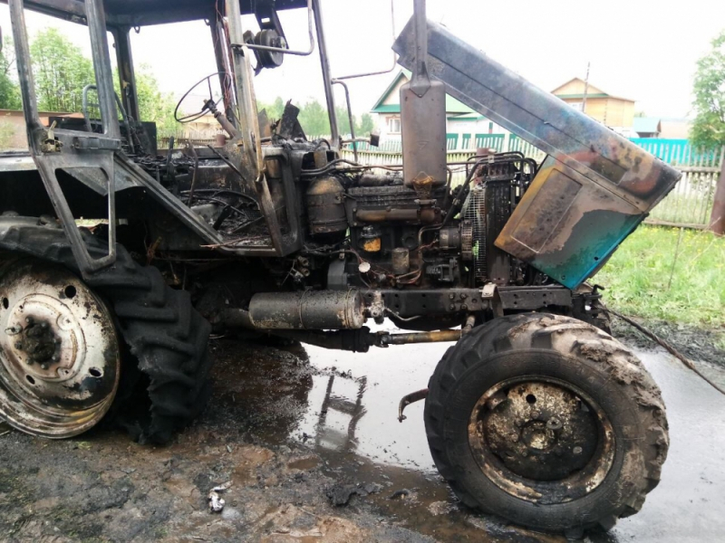 Горе-рабочие в Марий Эл "спалили" трактор рядом с автомастерской