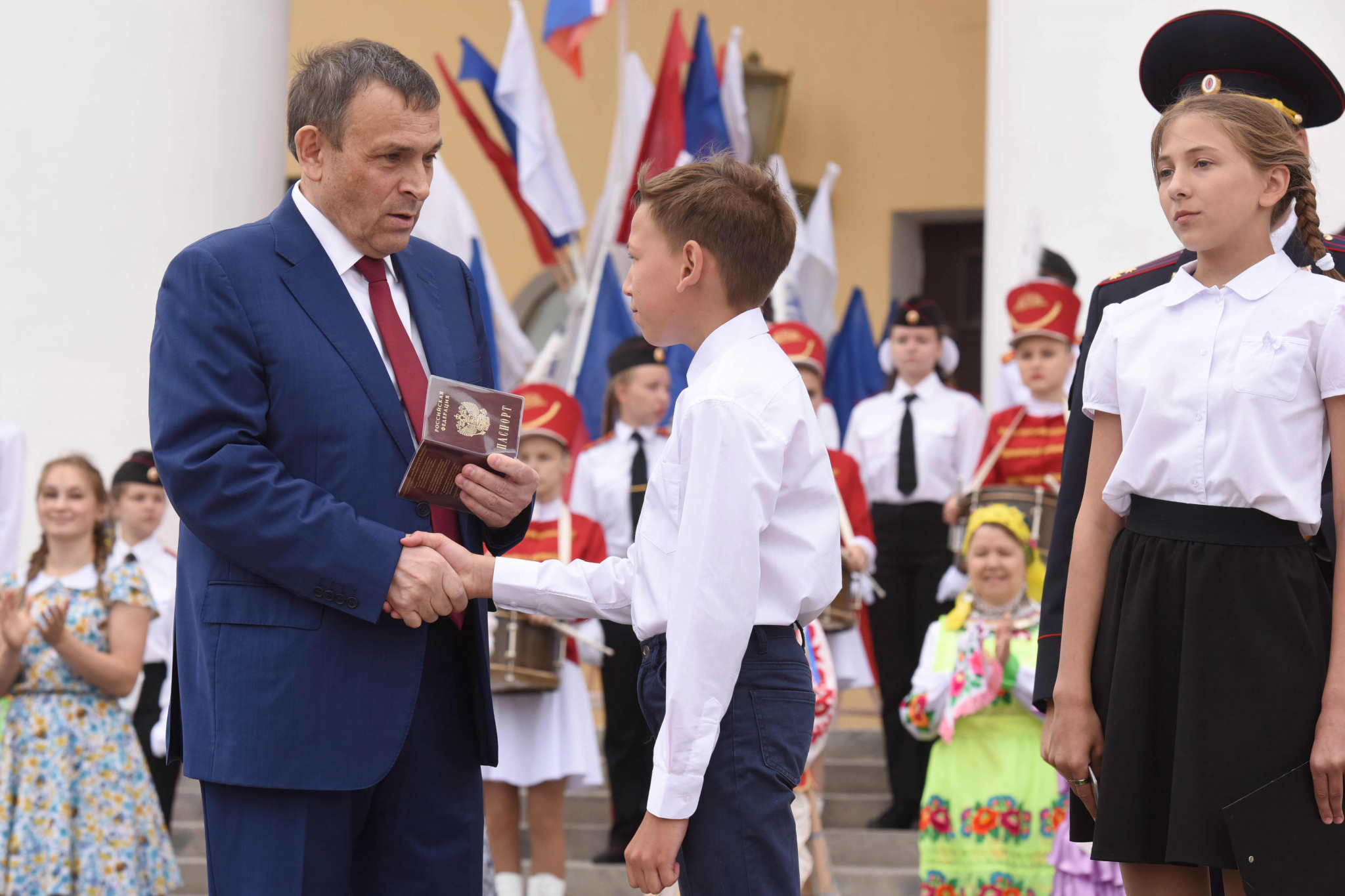 Александр Евстифеев вручил пять паспортов юным йошкаролинцам