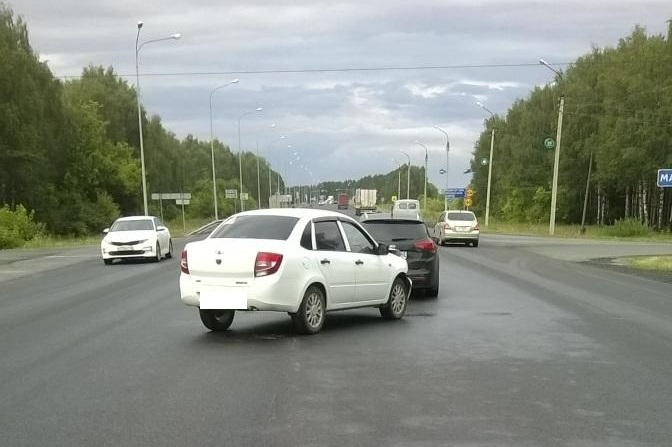 На Казанском тракте Lada Granta «догнала» иномарку: есть пострадавшие