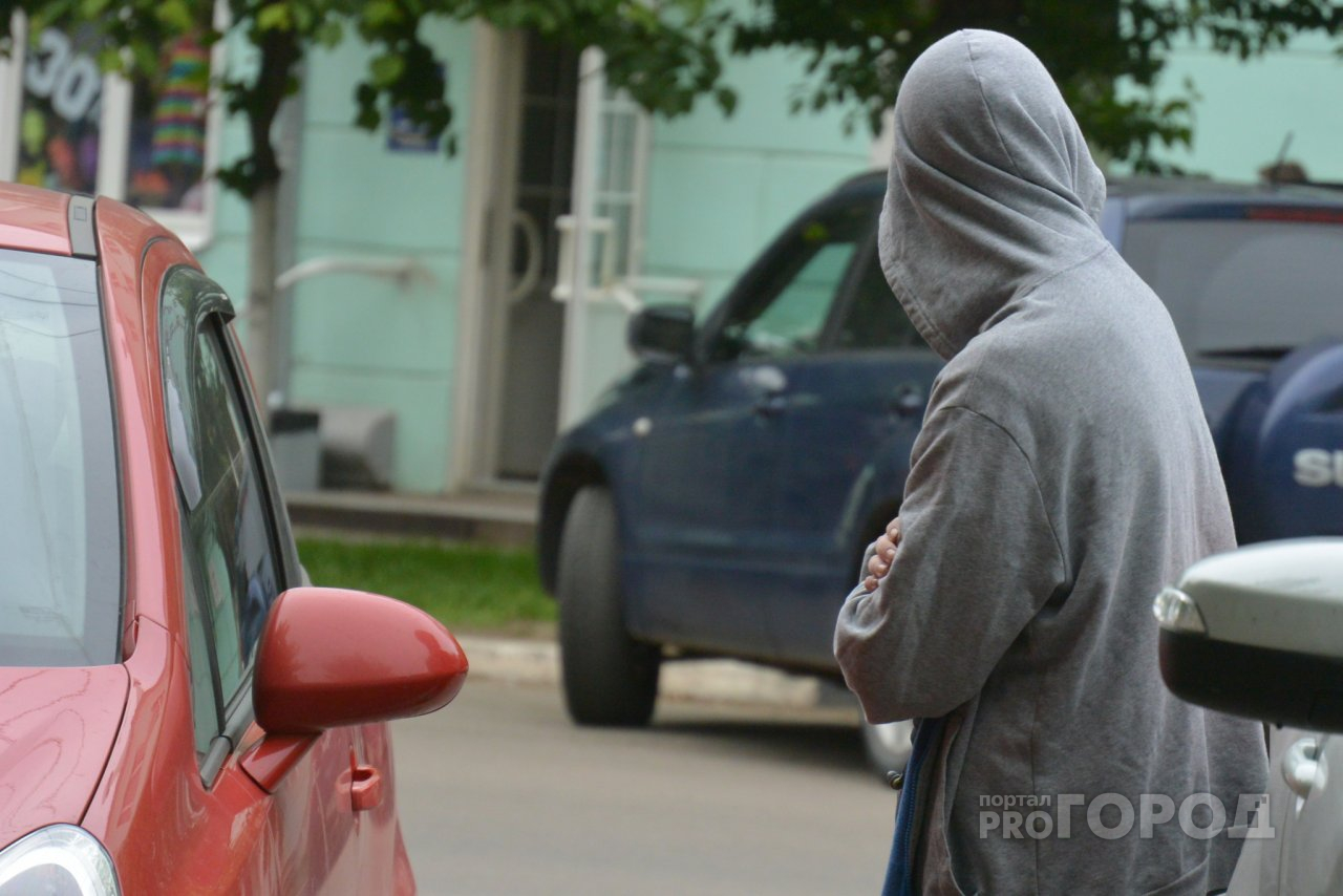 В Йошкар-Оле полицейские ищут высокого мужчину, который угнал семейный автомобиль