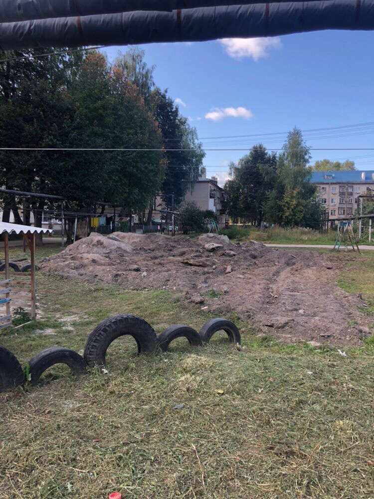 "Раскопали и уехали": в Йошкар-Оле детская площадка превратилась в сплошную яму