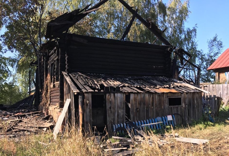 Пожарные обнаружили в сгоревшем доме тела двух жителей Марий Эл