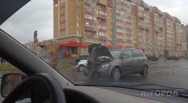 «Капоты в хлам»: в Йошкар-Оле иномарка столкнулась с отечественным авто