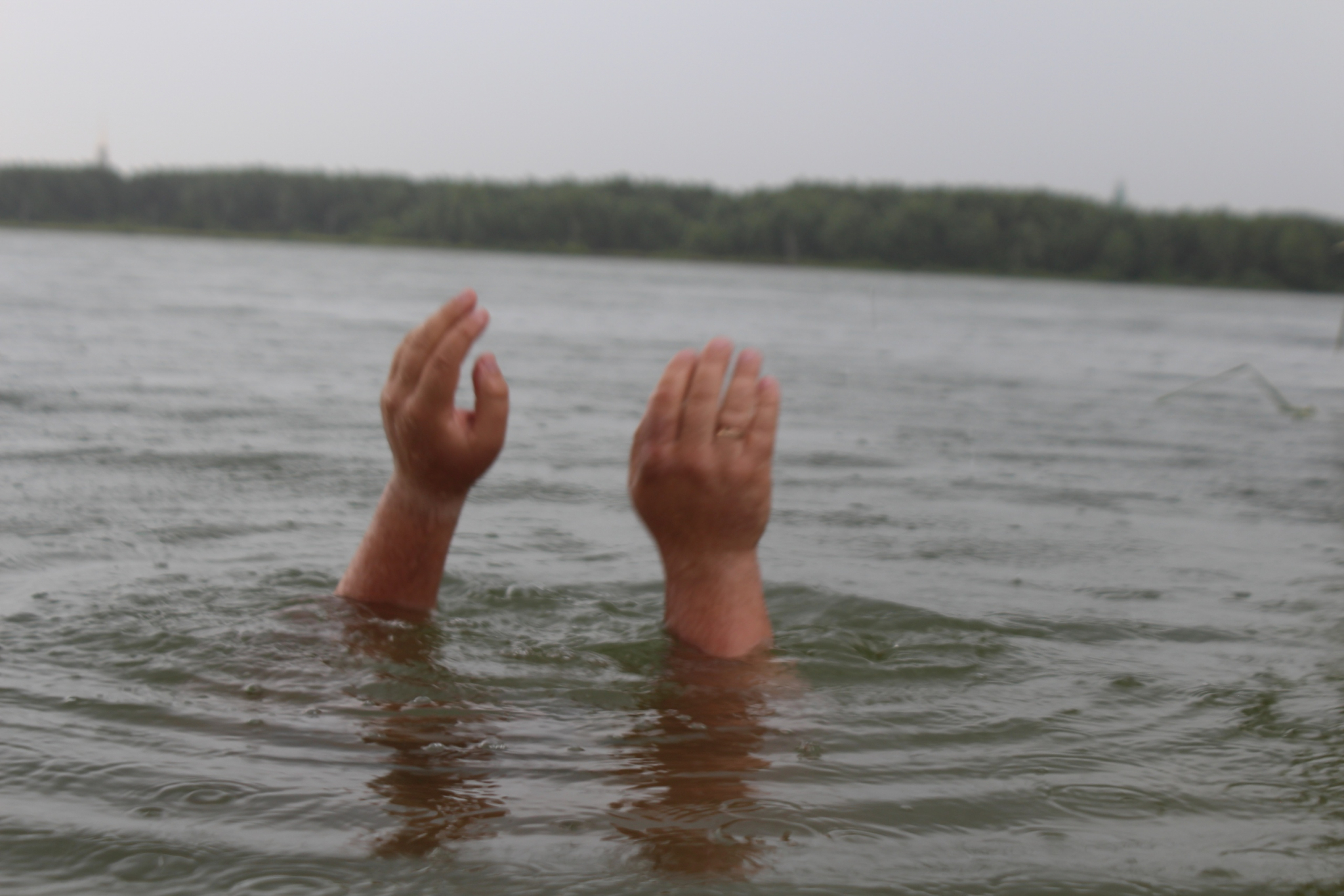 Жители Марий Эл подняли из озера тело мужчины