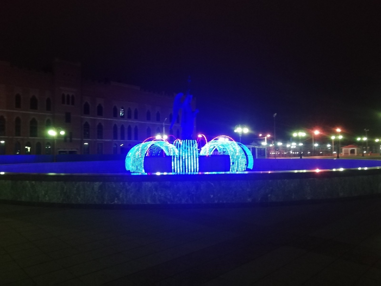 На площади Девы Марии в Йошкар-Оле установили праздничную иллюминацию на фонтане