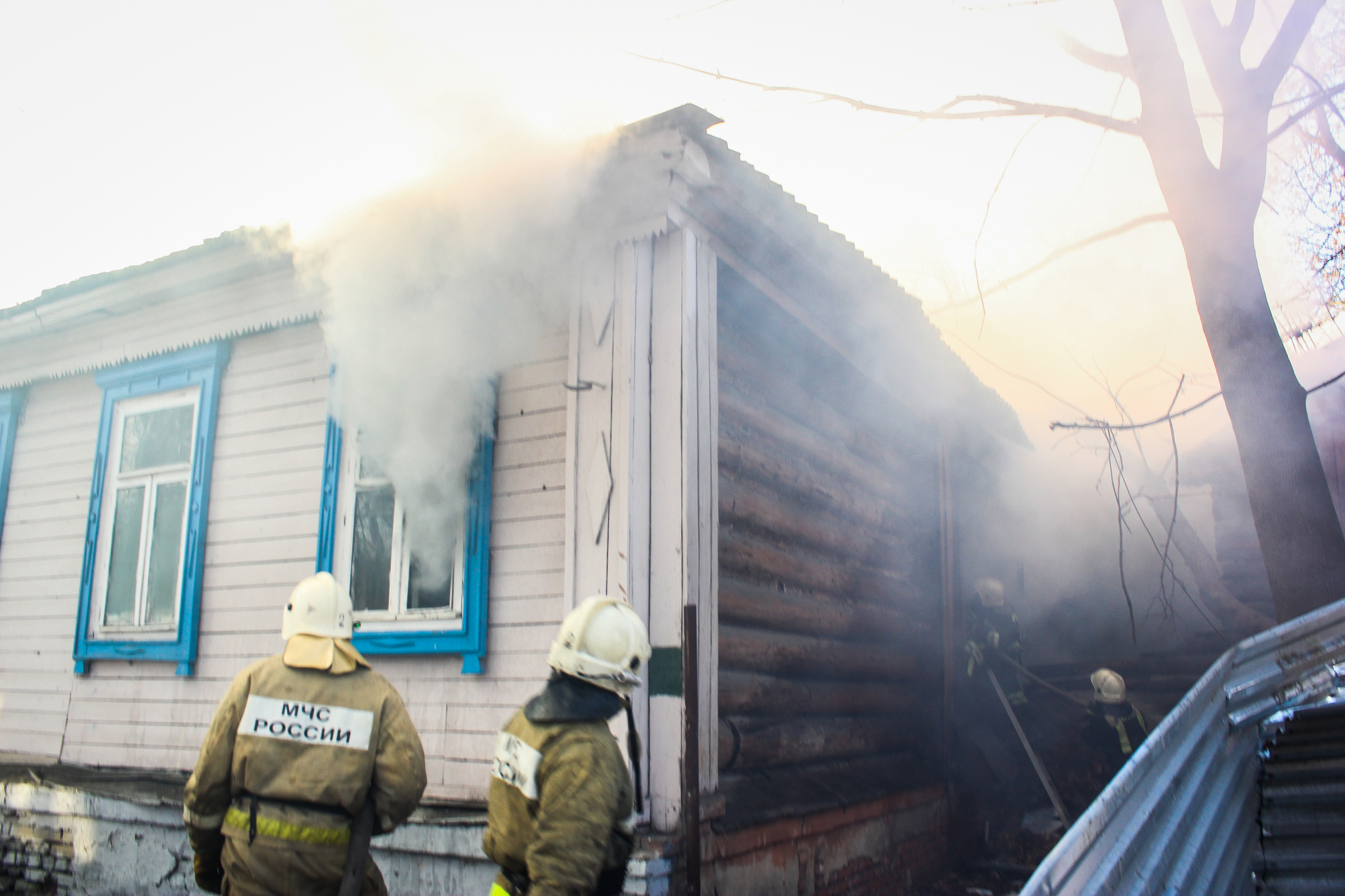 Двенадцать пожарных тушили полыхающий дом, в котором пострадали жители Марий Эл