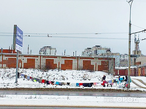 Фото дня: в Йошкар-Оле на Карла Либкнехта «растянули» белье на опорах ЛЭП