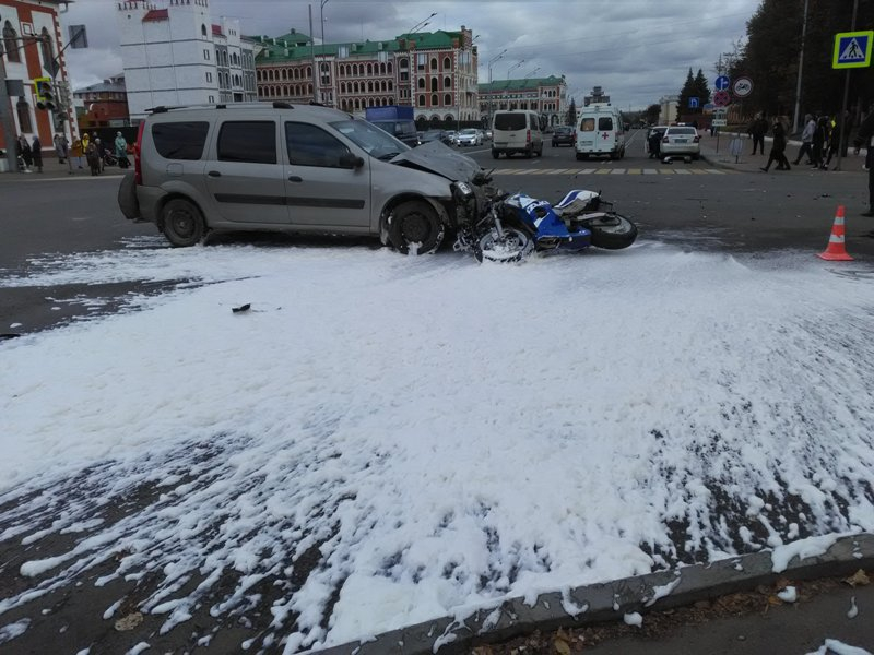 В Йошкар-Оле разыскивают очевидцев ДТП с мотоциклистом, который «залетел» под авто